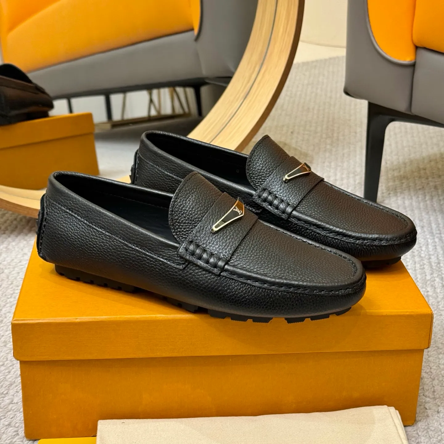Men's men's shoes 💰420 (Yangli) LV 2⃣️0⃣️2⃣️5️⃣Spring and summer counter GLORIA series models ✈️Original factory special leather production, original last type. A classic driving slip-on casual shoe that shows an elegant style with exquisite craftsmanship details such as Monogram embossing all over the upper🌀Italian imported calfskin fabric Sheepskin foot pads➕Inside～Private mold replica sole Unique style Comfortable driving slip-on Size: 4-12 (38-46) Comes with [Counter packaging: original box, wrapping paper, card, instruction manual, shoehorn, cloth bag] No pressure to enter and leave the counter!